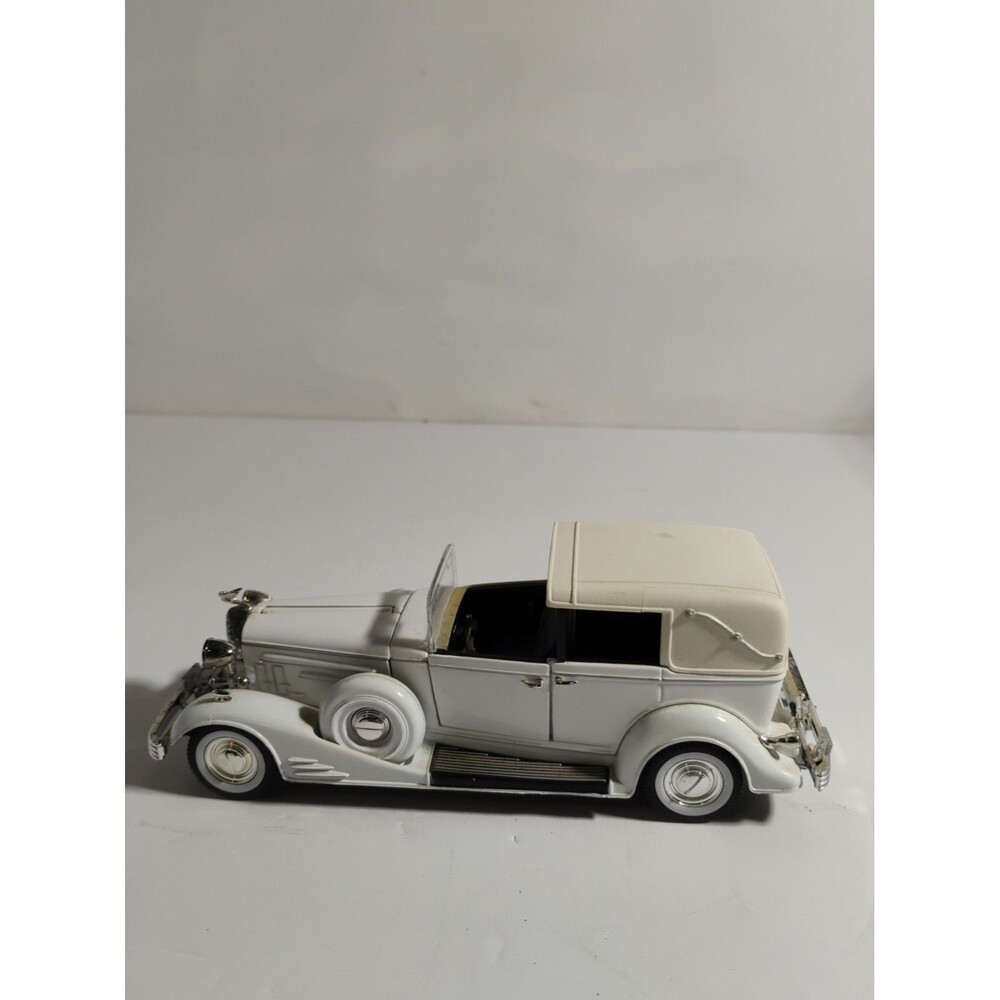 Vintage Signature 1933 Cadillac Town Car White 1:24 Diecast Car Model Display